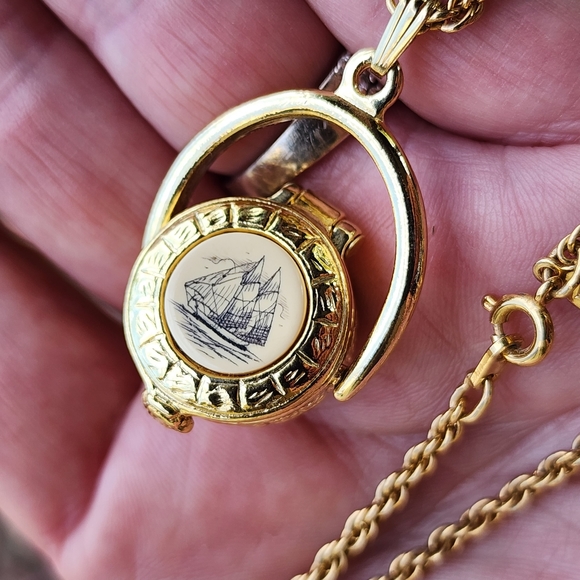 Basket locket necklace scrimshot type ship Joan Rivers chain gold tone - Picture 1 of 7